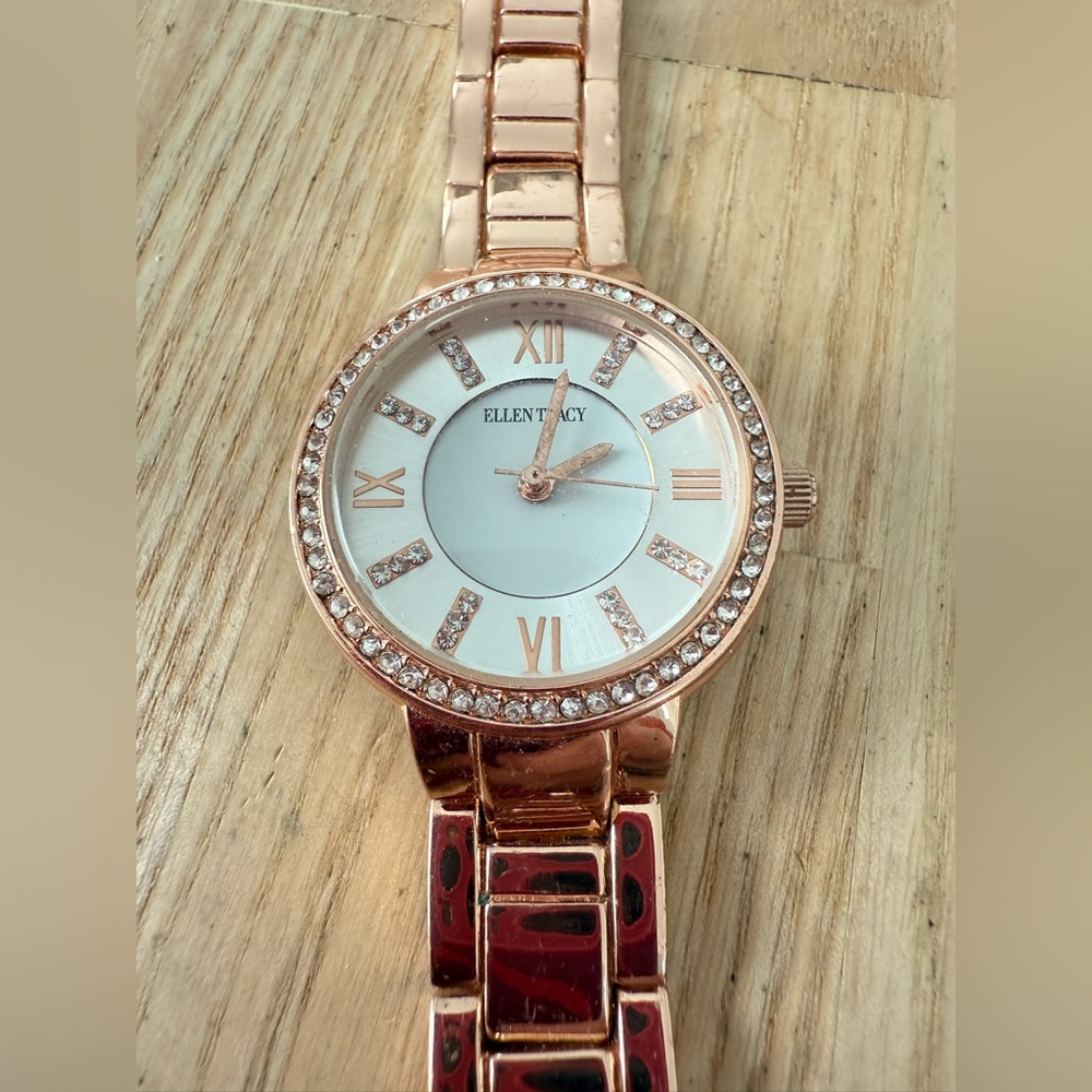 Ellen Tracy ladies rose gold tone fashion watch NEW BATTERY